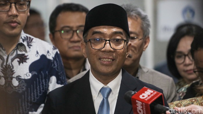 Prof Brian Yuliarto resmi menjabat sebagai Menteri Pendidikan Tinggi, Sains, dan Teknologi (Mendiktisaintek). Guru besar ITB ini menggantikan Satryo Soemantri Brodjonegoro.