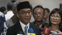 Menteri Pendidikan Tinggi, Sains, dan Teknologi (Mendiktisaintek) Brian Yuliarto (tengah) memberikan keterangan pers usai prosesi serah terima jabatan di Kementerian Pendidikan Tinggi, Sains, dan Teknologi, Jakarta, Rabu (19/2/2025). Sebelumnya, Menteri Pendidikan Tinggi, Sains, dan Teknologi Brian Yuliarto dilantik Presiden Prabowo Subianto di Istana Negara, Jakarta, menggantikan Satryo Soemantri Brodjonegoro.