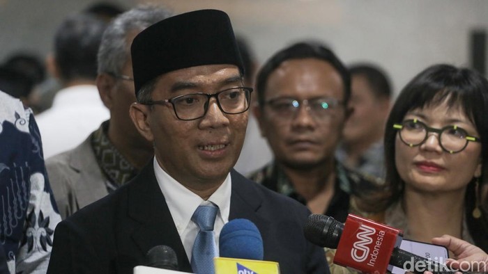 Prof Brian Yuliarto resmi menjabat sebagai Menteri Pendidikan Tinggi, Sains, dan Teknologi (Mendiktisaintek). Guru besar ITB ini menggantikan Satryo Soemantri Brodjonegoro.