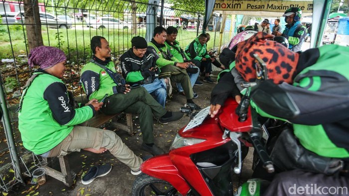 Potret Ojol Ngebid di Tengah Tuntutan Dapat THR Ojek online beroperasi menggunakan aplikasi dalam pelayanannya. Yuk lihat driver ojol 'ngebid' di tengah tuntutan dapat THR dari aplikator.