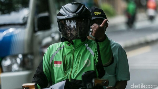 Potret Ojol Ngebid di Tengah Tuntutan Dapat THR