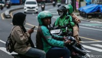 Para abang ojek online ini biasanya sudah tahu lokasi mana yang pelanggannya banyak.  