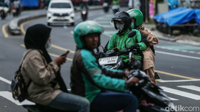 Ojek online beroperasi menggunakan aplikasi dalam pelayanannya. Yuk lihat driver ojol ngebid di tengah tuntutan dapat THR dari aplikator.