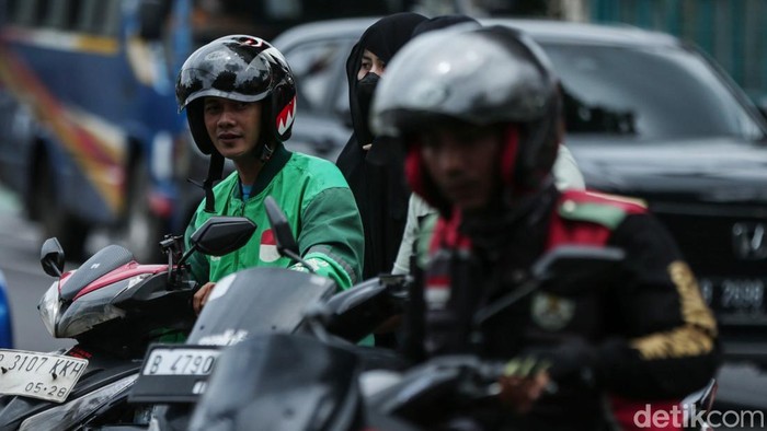 Ojek online beroperasi menggunakan aplikasi dalam pelayanannya. Yuk lihat driver ojol ngebid di tengah tuntutan dapat THR dari aplikator.