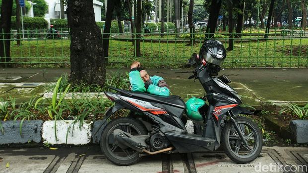 Ojek online beroperasi menggunakan aplikasi dalam pelayanannya. Yuk lihat driver ojol 'ngebid' di tengah tuntutan dapat THR dari aplikator.