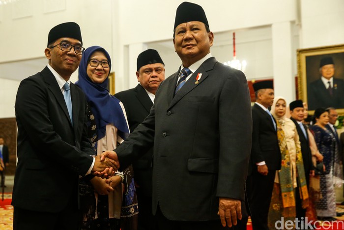 Presiden Prabowo Subianto melantik sejumlah menteri hingga kepala badan dalam Kabinet Merah Putih di Istana Negara, Jakarta pada Rabu (19/2/2025). Guru Besar ITB Brian Yuliarto resmi dilantik menjadi Menteri Pendidikan Tinggi, Sains, dan Teknologi (Mendiktisaintek).