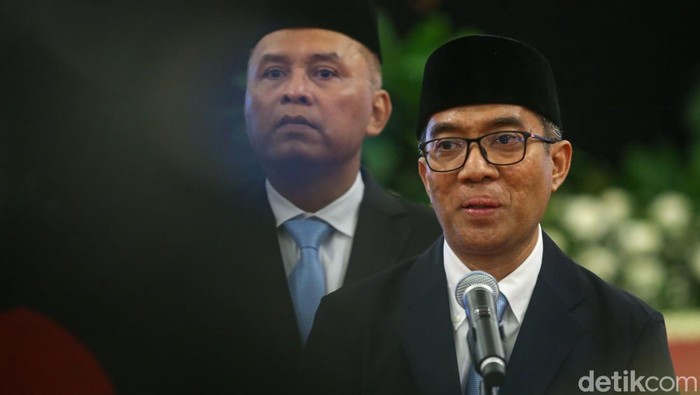 Presiden Prabowo Subianto melantik sejumlah menteri hingga kepala badan dalam Kabinet Merah Putih di Istana Negara, Jakarta pada Rabu (19/2/2025). Guru Besar ITB Brian Yuliarto resmi dilantik menjadi Menteri Pendidikan Tinggi, Sains, dan Teknologi (Mendiktisaintek).