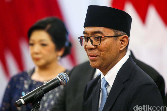 Presiden Prabowo Subianto melantik sejumlah menteri hingga kepala badan dalam Kabinet Merah Putih di Istana Negara, Jakarta pada Rabu (19/2/2025). Guru Besar ITB Brian Yuliarto resmi dilantik menjadi Menteri Pendidikan Tinggi, Sains, dan Teknologi (Mendiktisaintek).