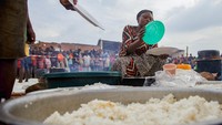 Seorang wanita Kongo menyiapkan makanan di dekat tempat penampungan sementara di Stadion Rugombo, setelah melarikan diri dari bentrokan baru antara pemberontak M23 dan Angkatan Bersenjata Republik Demokratik Kongo (FARDC), di komune Rugombo, Provinsi Cibitoke, Burundi, Selasa (18/2/2025).