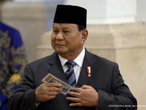 Senyum Prabowo Dapat Uang Rupiah Bertandatangan Soemitro Sang Ayah