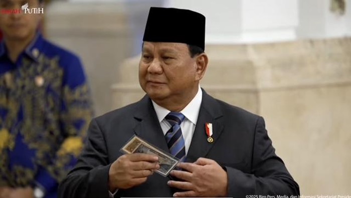 Prabowo memegang uang kuno pemberian Wakil Kepala BPKP Agustina Arumsari (tangkapan layar)