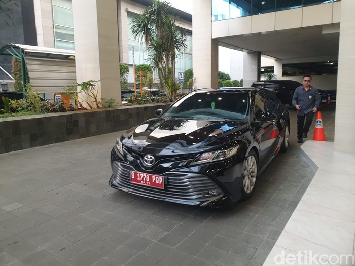 Prof Brian Yuliarto dan Prof Satryo Soemantri Brodjonegoro bersalaman menjelang serah terima jabatan di Kemendiktisaintek