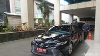 Brian tampak tiba di Gedung D Kemendikti, Jl Pintu Satu Senayan, Jakarta mengunakan mobil sedan hitam berpelat nomor merah B 1778 PQP. Foto: (Devita Savitri/detikcom)