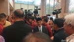 Potret Brian Yuliarto-Satryo Soemantri Bersalaman Jelang Sertijab Mendikti