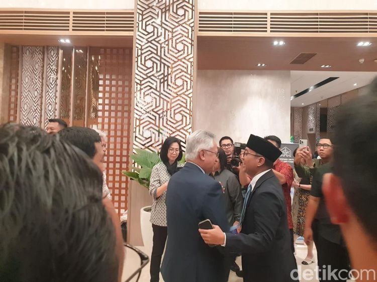 Potret Brian Yuliarto-Satryo Soemantri Bersalaman Jelang Sertijab Mendikti