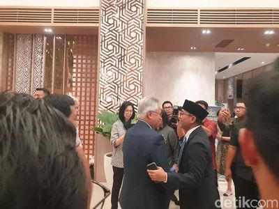 Potret Brian Yuliarto-Satryo Soemantri Bersalaman Jelang Sertijab Mendikti