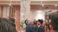 Brian tampak disambut Satryo dan jajaran Kemendiktisaintek. Foto: (Devita Savitri/detikcom)