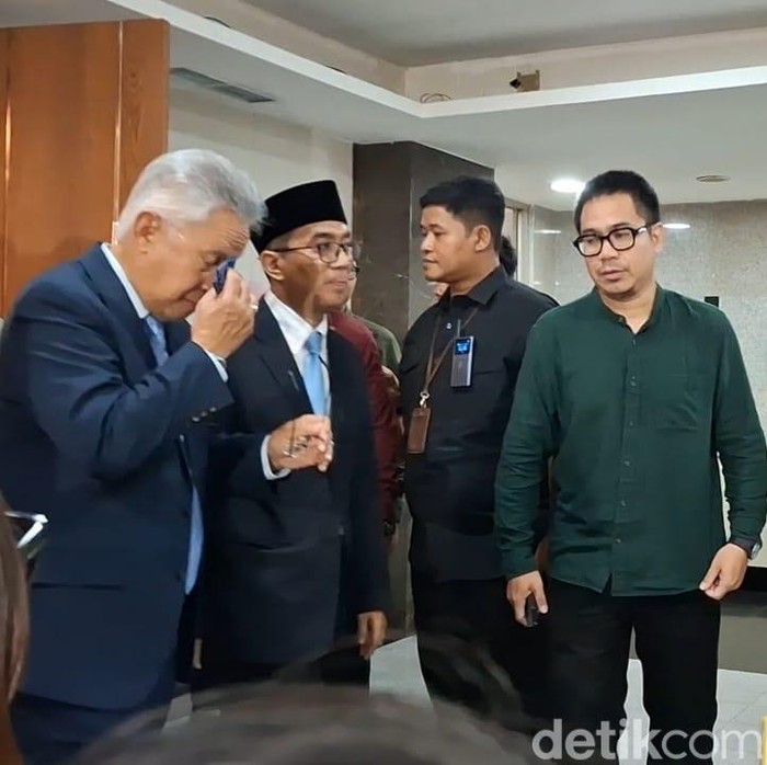 Prof Satryo haru saat menyambut penggantinya Prof Brian Yuliarto