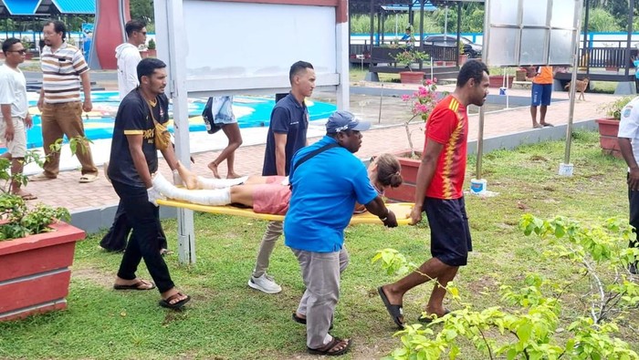 Proses evakuasi korban kebakaran Speedboat di Raja Ampat.