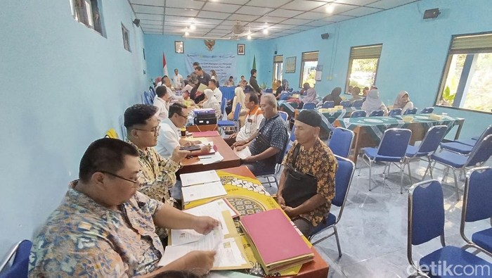 Proses pembayaran UGR Tol Jogja-Solo-YIA seksi 3 ruas Jogja-YIA di Kantor Kalurahan Argomulyo, Sedayu, Bantul, Rabu (19/2/2025).