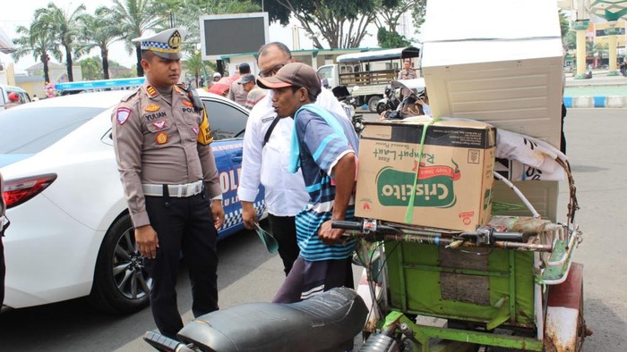 Puluhan bentor di Kota Pasuruan diangkut dan ditilang