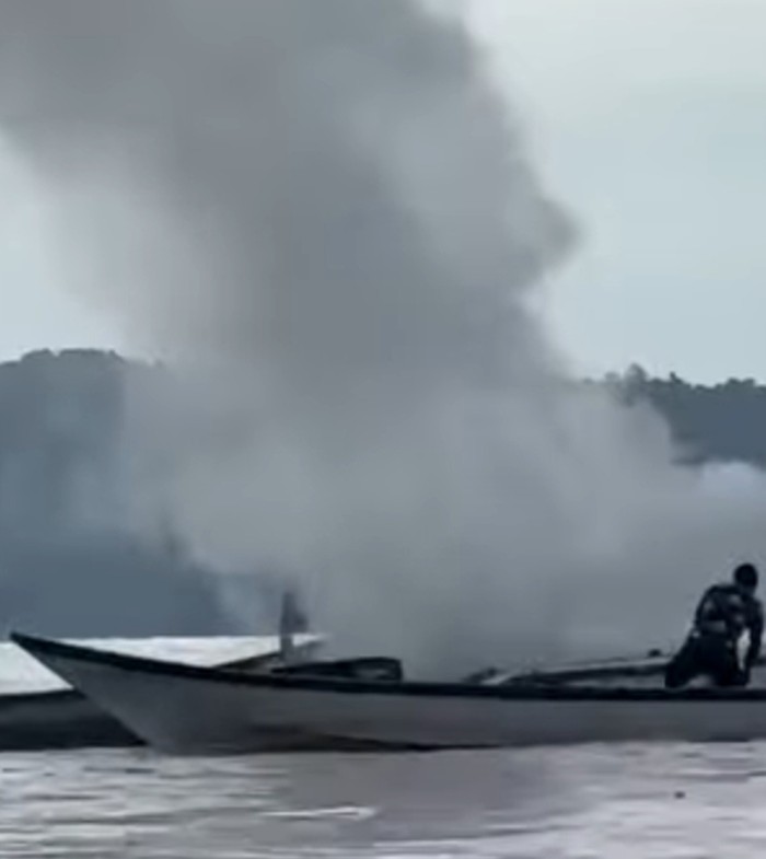 Sebuah kapal cepat (speedboat) yang mengangkut wisatawan mancanegara terbakar di Kabupaten Raja Ampat, Papua Barat Daya.