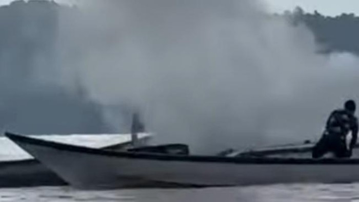 Sebuah kapal cepat (speedboat) yang mengangkut wisatawan mancanegara terbakar di Kabupaten Raja Ampat, Papua Barat Daya.