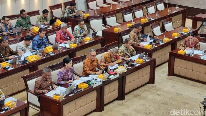 Rapat Dewan Komisioner OJK di Komisi XI DPR RI, Rabu (19/2/2025).