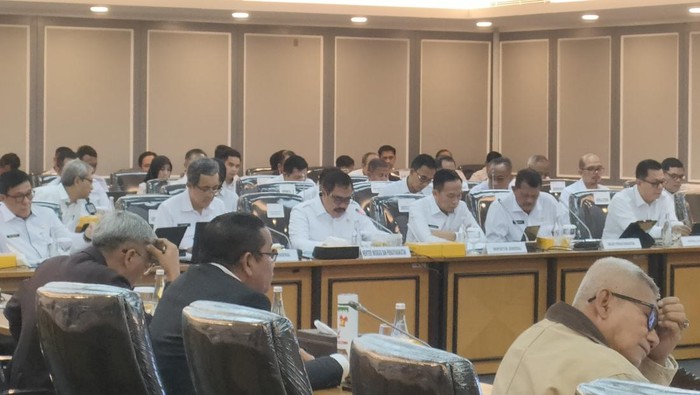 Rapat kerja Menteri Imigrasi dan Pemasyarakatan (Imipas), Agus Andrianto dengan Komisi XIII DPR RI