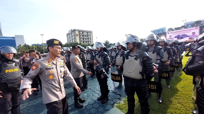 Ratusan personel Polda Jatim disiagakan untuk mengamankan pelantikan kepala daerah, besok.