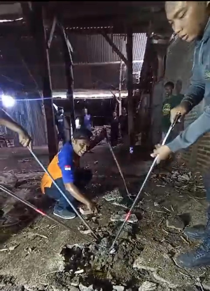 Rumah warga di Madiun yang jadi sarang kobra