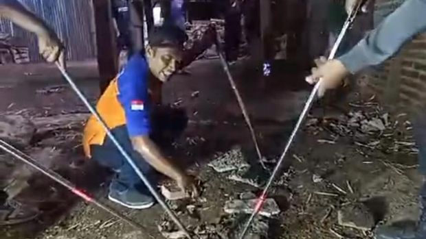 Rumah warga di Madiun yang jadi sarang kobra