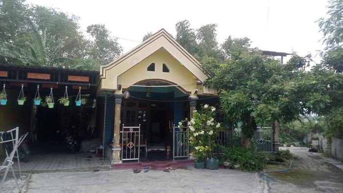 Rumah warga di Madiun yang jadi sarang kobra