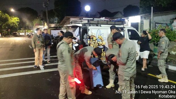 Satpol PP melakukan penertiban pedagang di Kotabaru, Jogja, Selasa (18/2/2025).