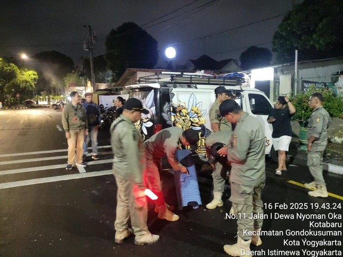 Satpol PP melakukan penertiban pedagang di Kotabaru, Jogja, Minggu (16/2/2025).