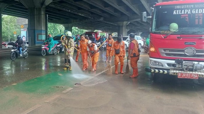 Sejumlah pengendara sepeda motor terjatuh di Jalan Yos Sudarso, Jakarta Utara. Para pemotor terjatuh karena permukaan jalan yang licin akibat tumpahan tanah. (dok Damkar Jakut)
