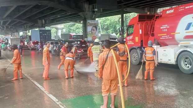 Sejumlah pengendara sepeda motor terjatuh di Jalan Yos Sudarso, Jakarta Utara. Para pemotor terjatuh karena permukaan jalan yang licin akibat tumpahan tanah. (dok Damkar Jakut)