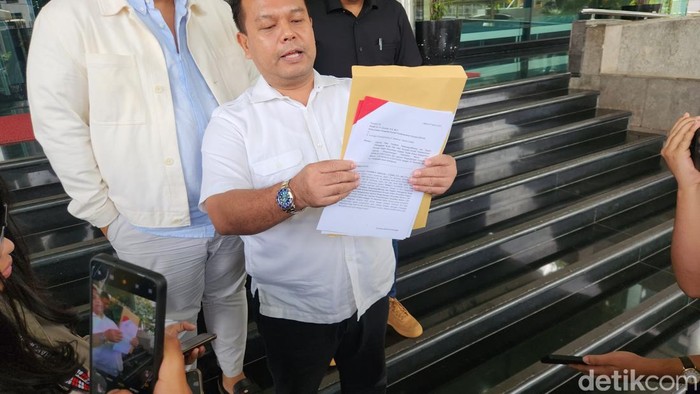 Sekjen PDIP Hasto Kristiyanto resmi melaporkan penyidik KPK AKBP Rossa Purbo Bekti ke Dewas lewat kuasa hukumnya (Adrial/detikcom)