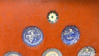 Hiasan piring cina dengan berbagai macam motif yang ada di salah satu sudut dinding makam Syekh Maulana Maghribi