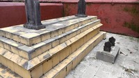 Batu Nisan Syekh Maulana Maghribi Cirebon yang dibiarkan tergeletak. Konon, saat pemugaran makam tidak ada yang bisa mengangkat dan menaruhnya kembali di makam karena berat