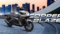 Fitur lain di motor ini meliputi keyless, soket pengisian daya USB di dasbor, idle stop-start, panel instrumen LCD, dan lampu LED di seluruh bagian. Warna yang tersedia yakni Aveta Blue, Raven Red, dan Copper Blaze. Foto: Dok. Aventa Motor