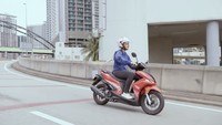 Beralih ke adiknya, Nova 125, juga memiliki tampang mirip Yamaha Aerox, khususnya Aerox generasi pertama. Menariknya, untuk varian 125 cc ini menggunakan konsep dek rata, sehingga cocok untuk membawa barang di depan. Foto: Facebook Aveta Motor
