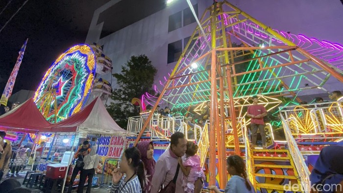 Suasana di Pasar Dugderan, Kecamatan Semarang Tengah, Kota Semarang, Selasa (18/2/2025) malam.