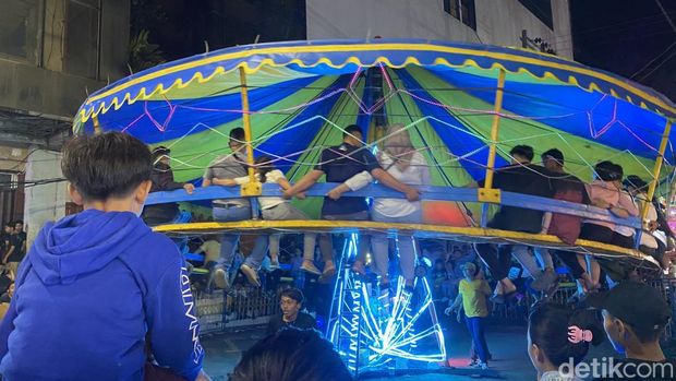 Suasana di Pasar Dugderan, Kecamatan Semarang Tengah, Kota Semarang, Selasa (18/2/2025) malam.