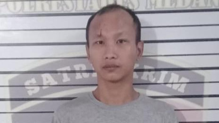 Tampang waria yang mencuri motor tetangganya. (Dok. Polsek Medan Barat)