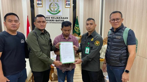 Terpidana kasus penggelapan dana pekerja migran Indonesia (PMI), I Wayan Depa Yogiana, dibekuk di Pelabuhan Harbourbay, Batam, Senin (17/2/2025). (Foto: Dok. Kejati Bali)