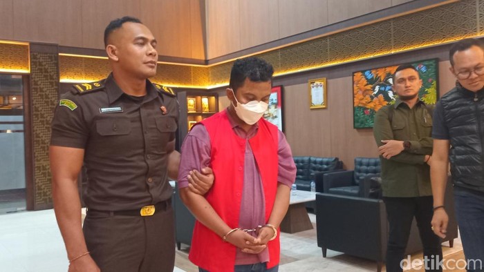 Wayan Depa digiring ke kantor Kejaksaan Tinggi Bali setelah terciduk di Pelabuhan Harbourbay, Batam, Senin (17/2/2025). (Aryo Mahendro/detikBali).