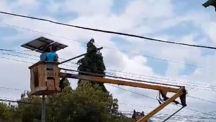 Tiga unit aki baterai lampu Penerangan Jalan Tenaga Surya (PJTS) milik Pemprov Jatim hilang dicuri