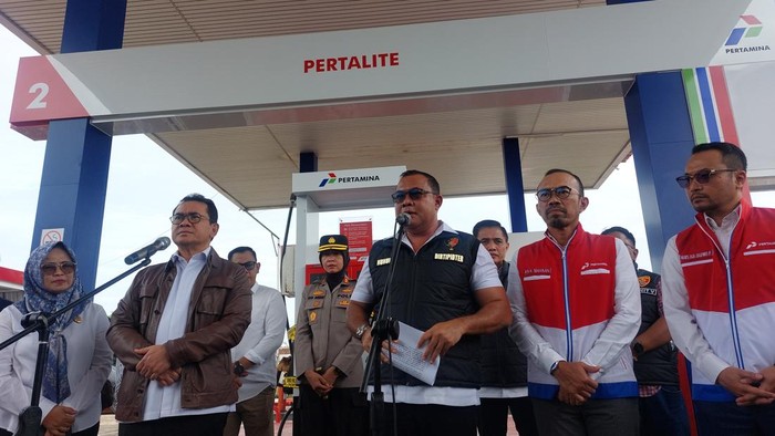 Tim Bareskrim Polri saat melakukan pemeriksaan ke SPBU yang lakukan kecurangan di Sukabumi (Rumondang/detikcom)