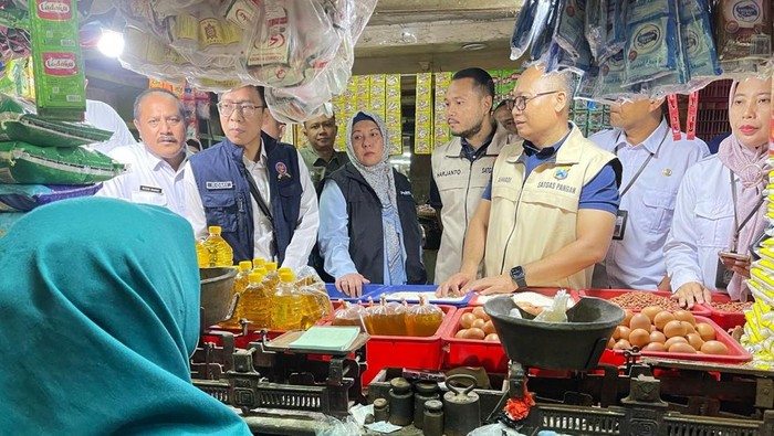 Tim Satgas Pangan Jatim saat melakukan pengecekan harga dan stok bahan pokok penting di Pasar Wonokromo, Surabaya.